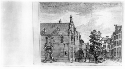 35458 Gezicht op de Kromme Nieuwegracht te Utrecht met links Paushuize, uit het westen.